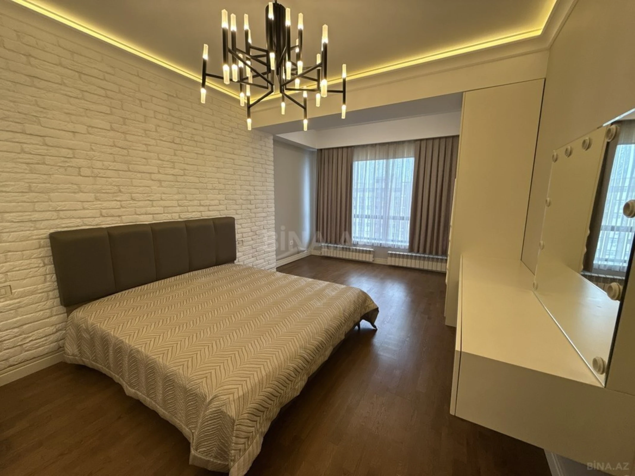 Satılır 4 otaqlı mənzil 270 m²
