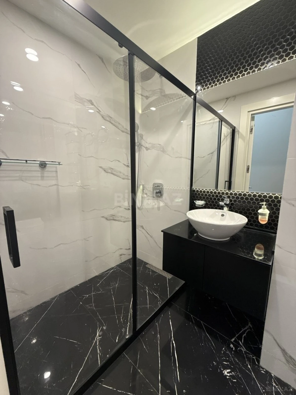 Satılır 4 otaqlı mənzil 270 m²