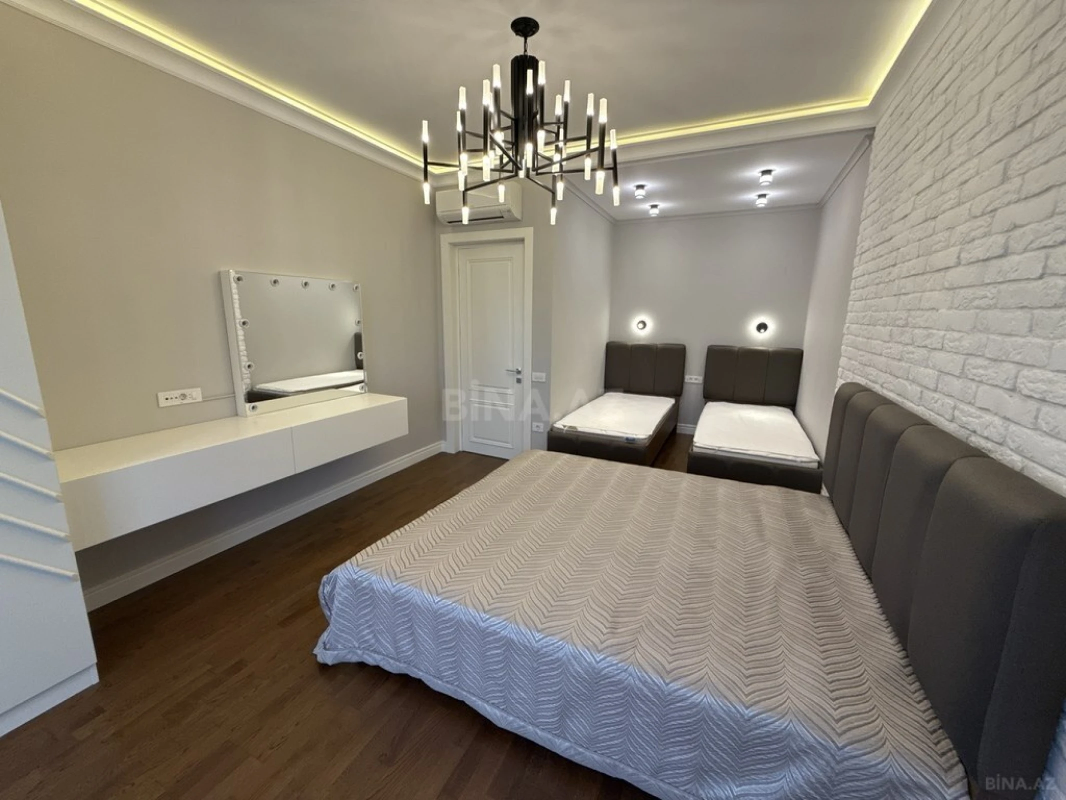 Satılır 4 otaqlı mənzil 270 m²