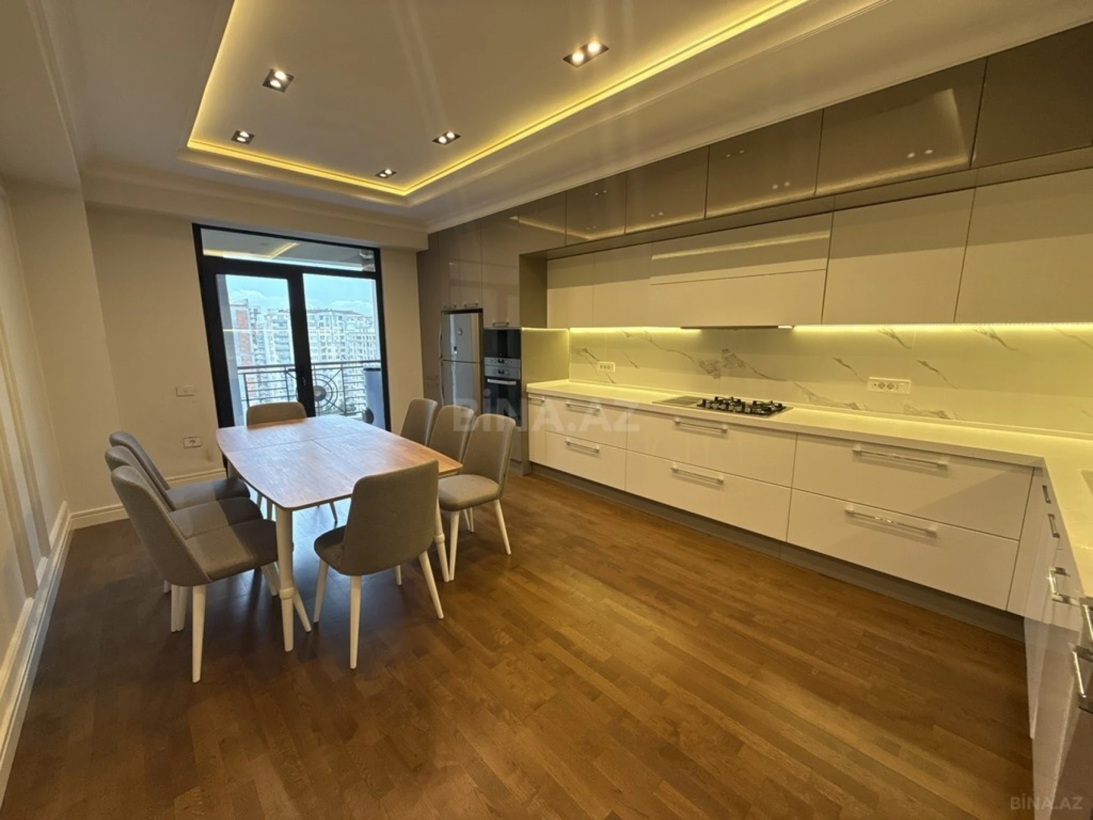 Satılır 4 otaqlı mənzil 270 m²