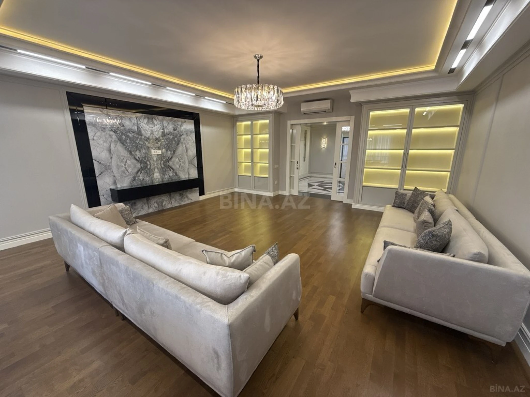 Satılır 4 otaqlı mənzil 270 m²