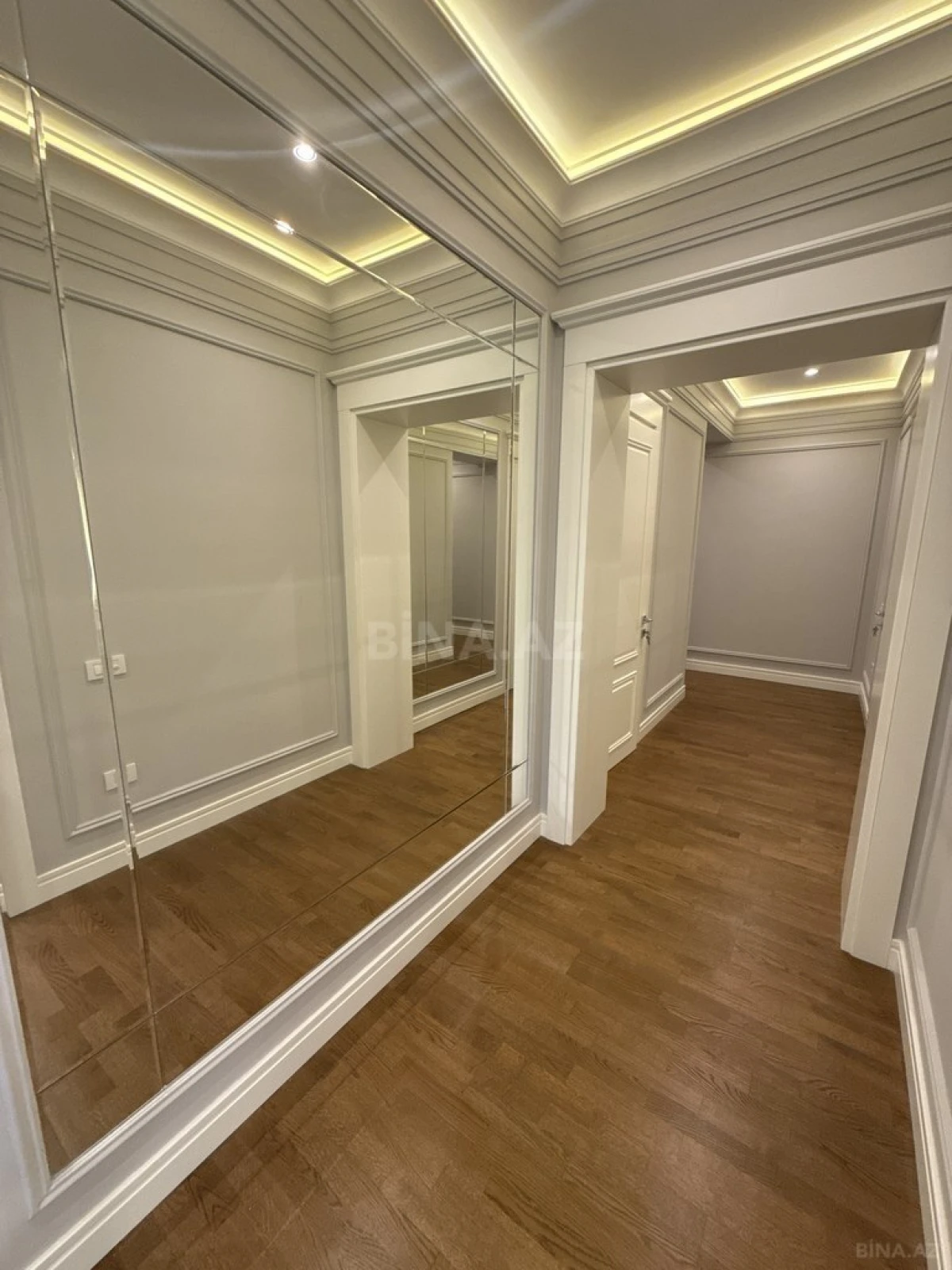 Satılır 4 otaqlı mənzil 270 m²