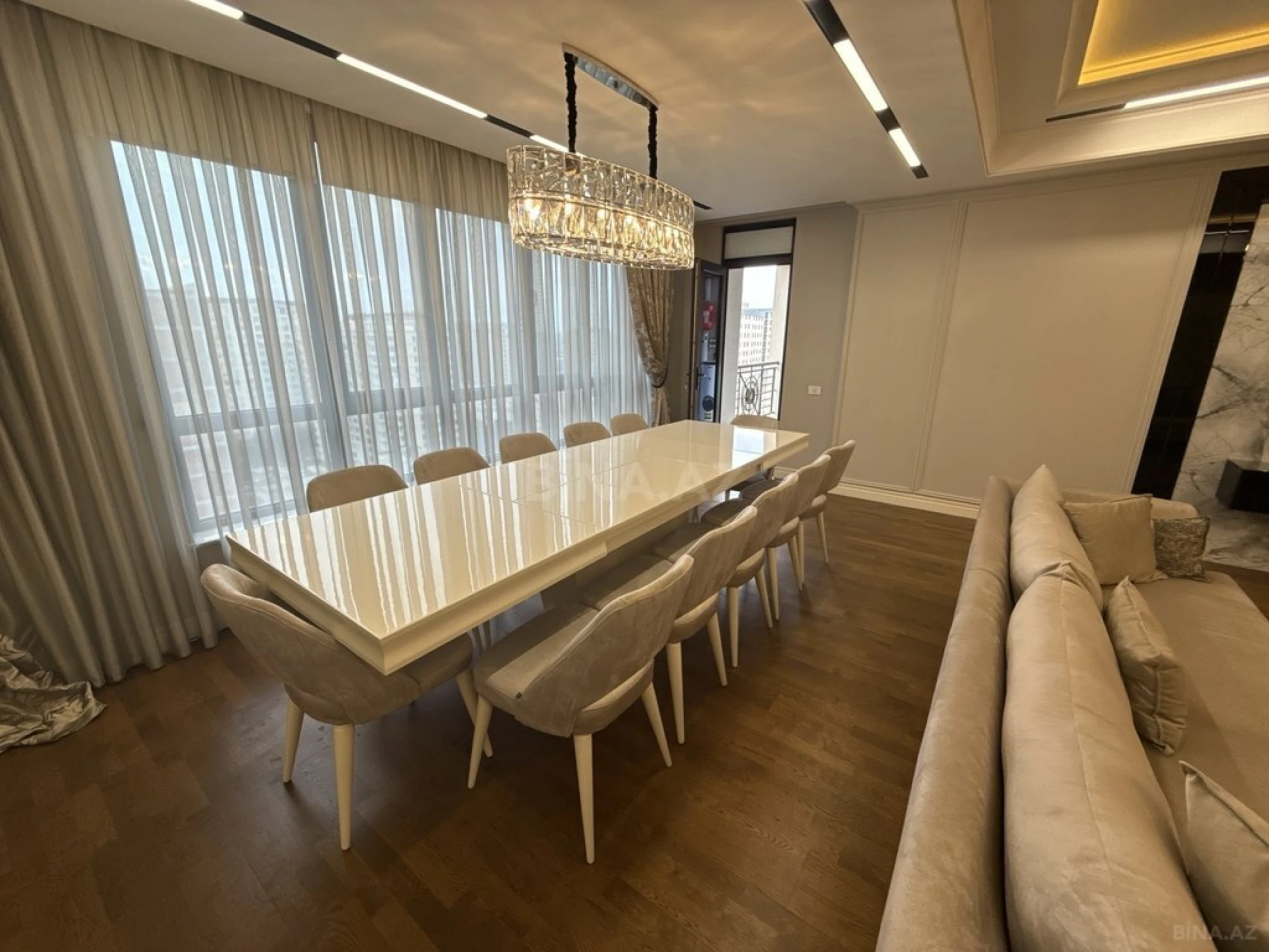 Satılır 4 otaqlı mənzil 270 m²