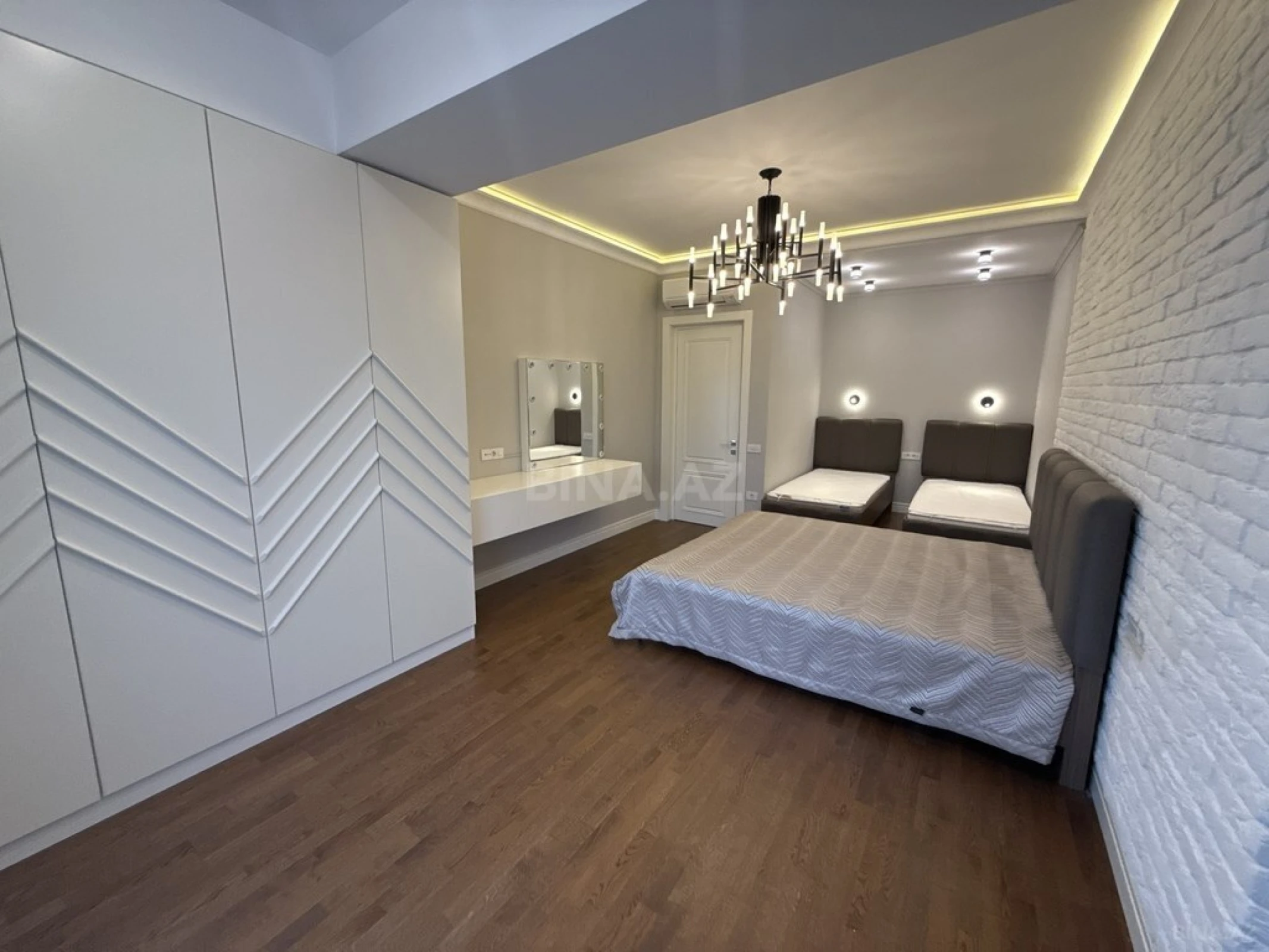 Satılır 4 otaqlı mənzil 270 m²