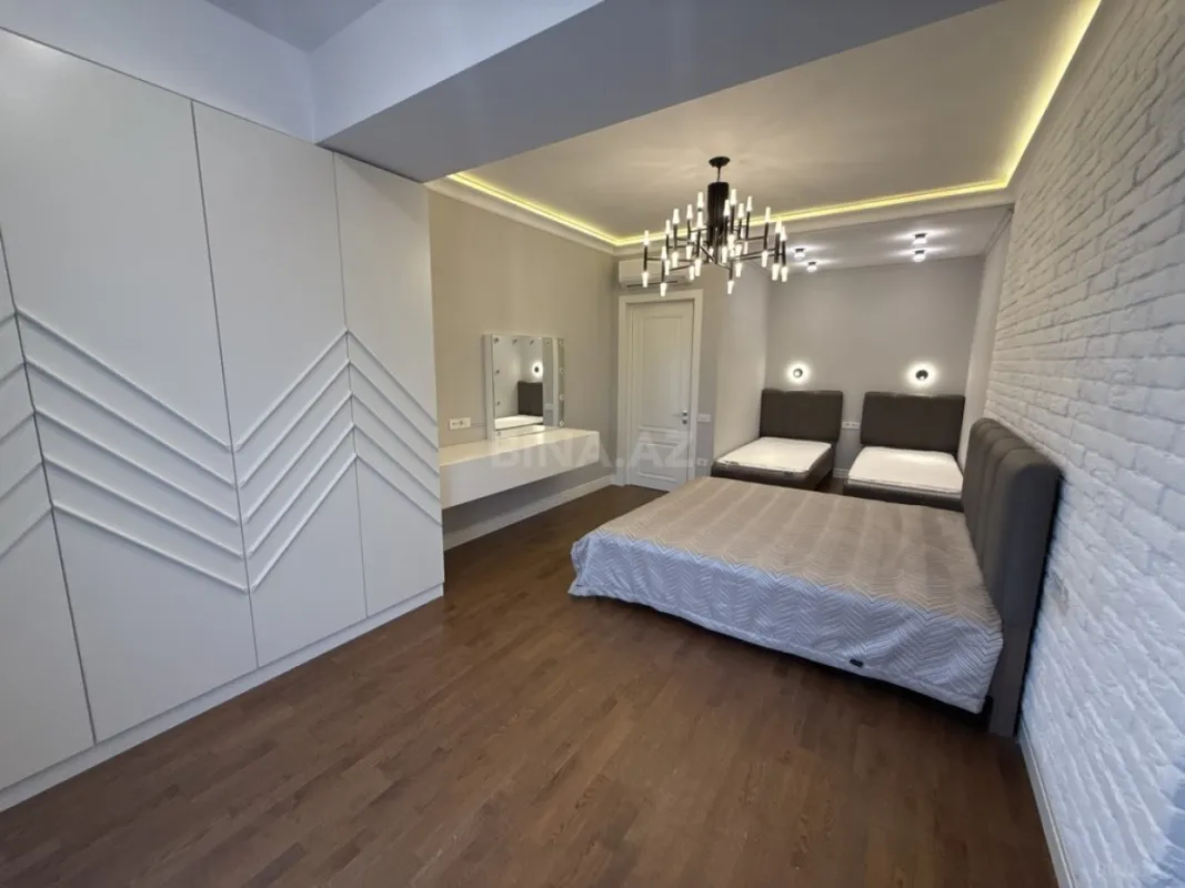 Satılır 4 otaqlı mənzil 270 m²