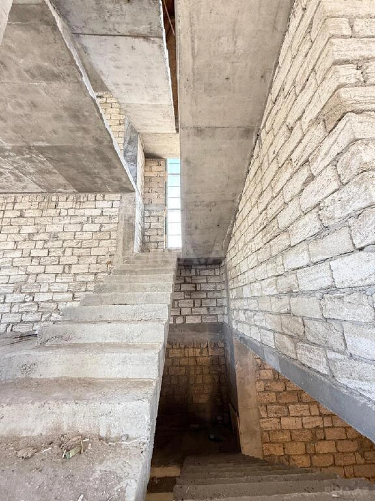 Satılır 8 otaqlı həyət evi 430 m²