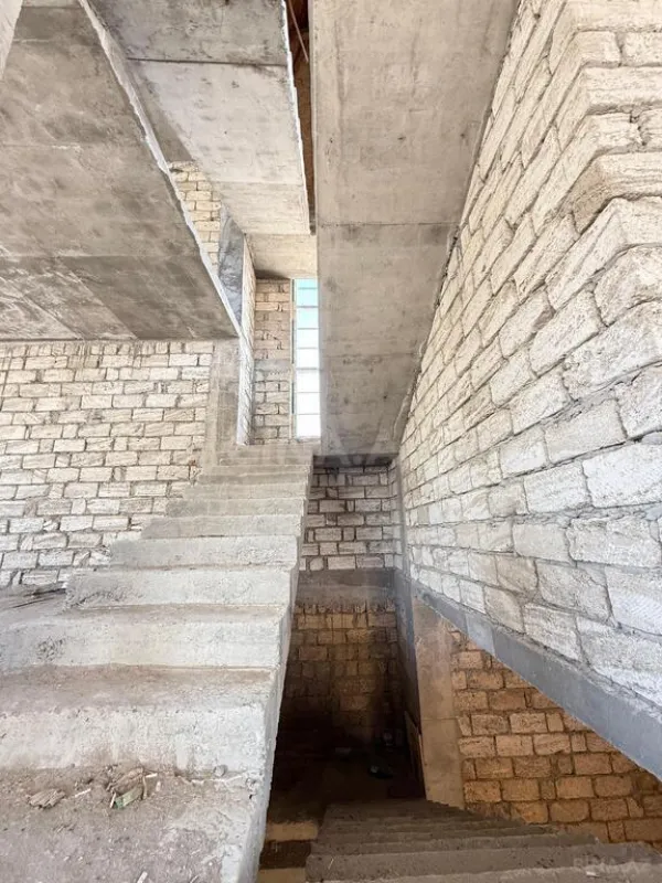 Satılır 8 otaqlı həyət evi 430 m²