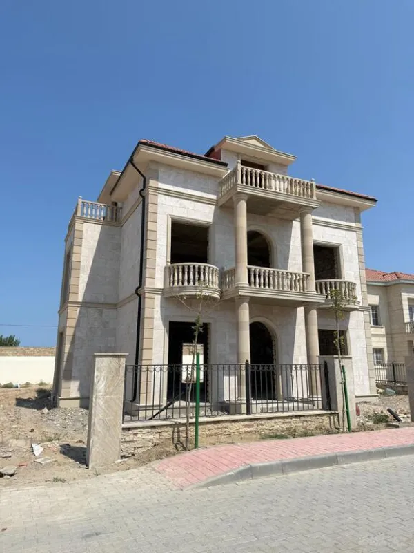 Satılır 8 otaqlı həyət evi 430 m²