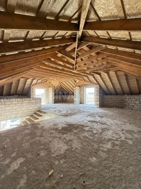 Satılır 8 otaqlı həyət evi 430 m²