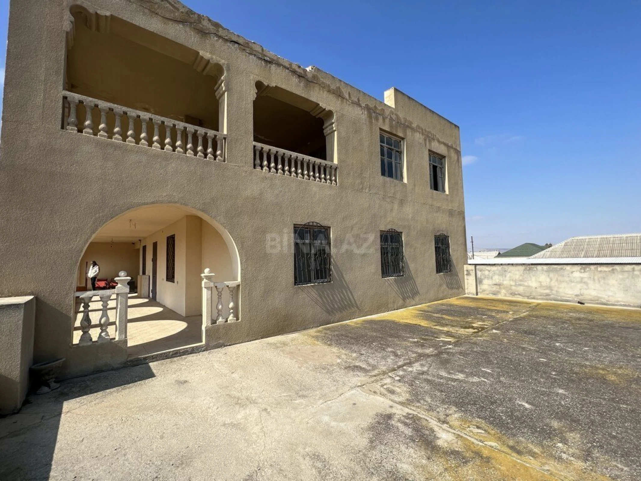 Satılır 10 otaqlı həyət evi 850 m²