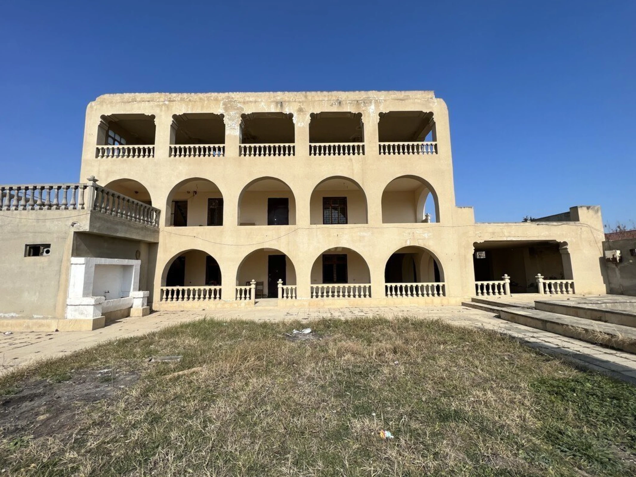 Satılır 10 otaqlı həyət evi 850 m²