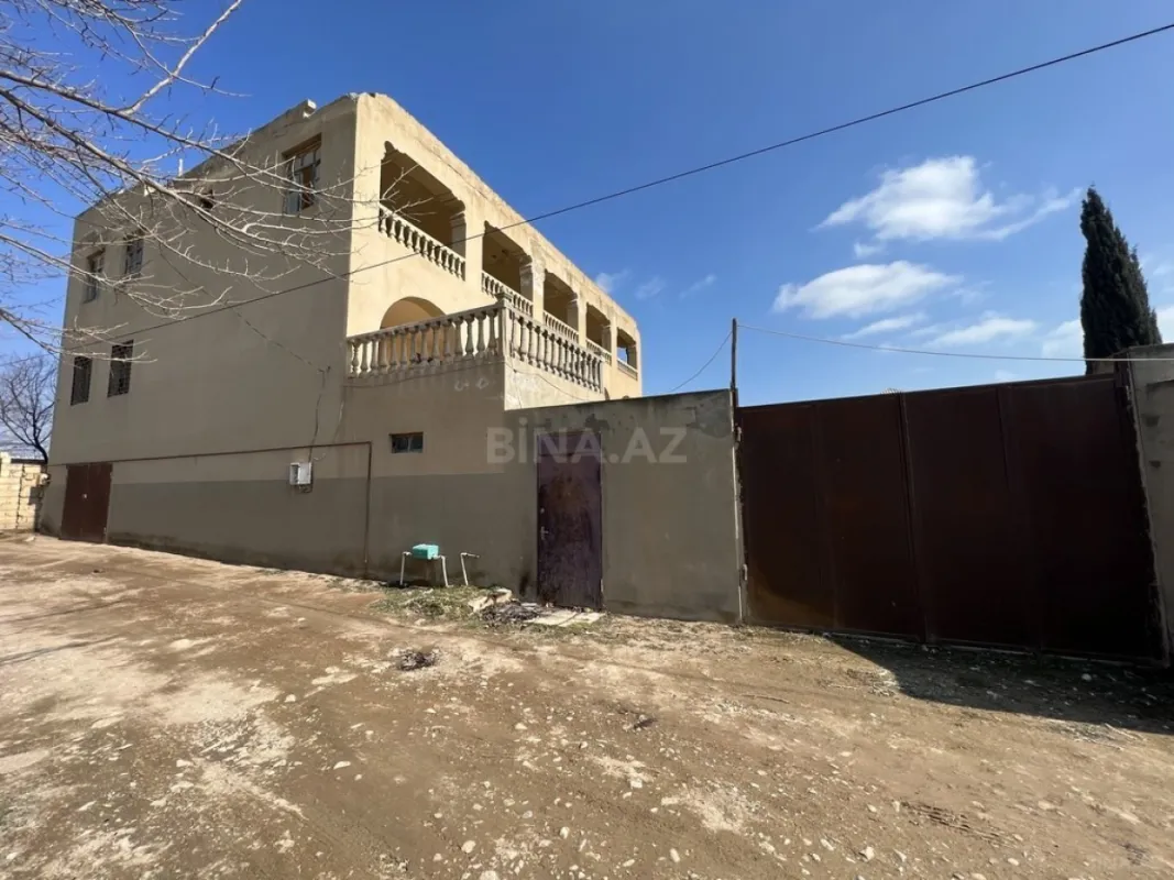 Satılır 10 otaqlı həyət evi 850 m²