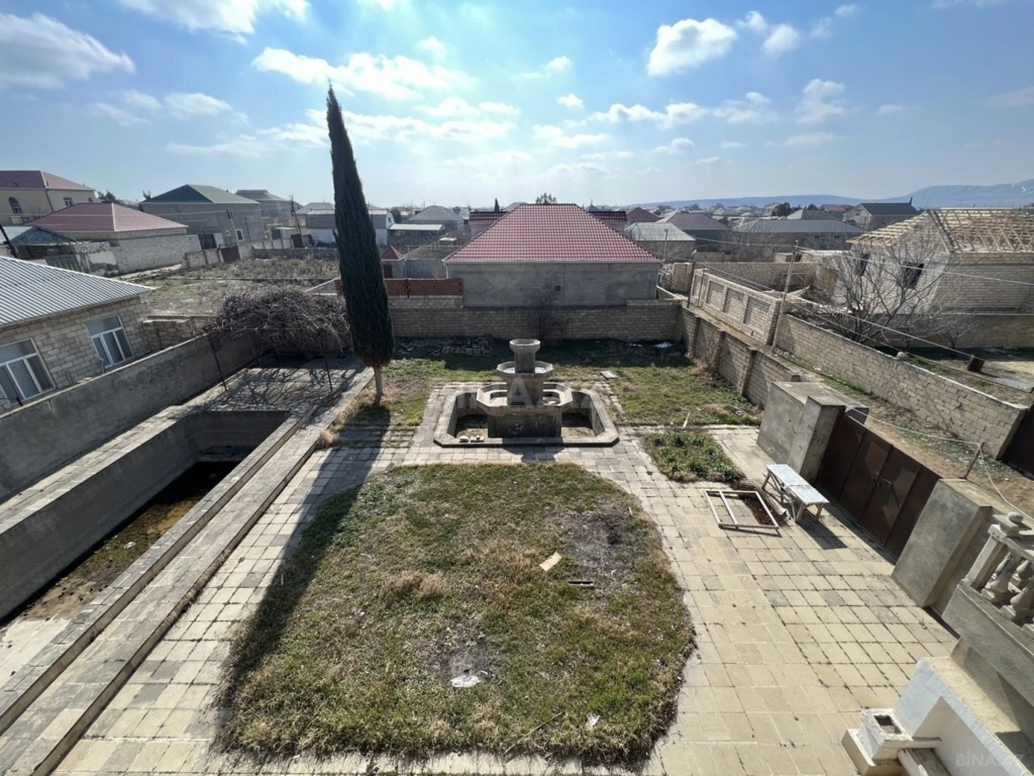 Satılır 10 otaqlı həyət evi 850 m²