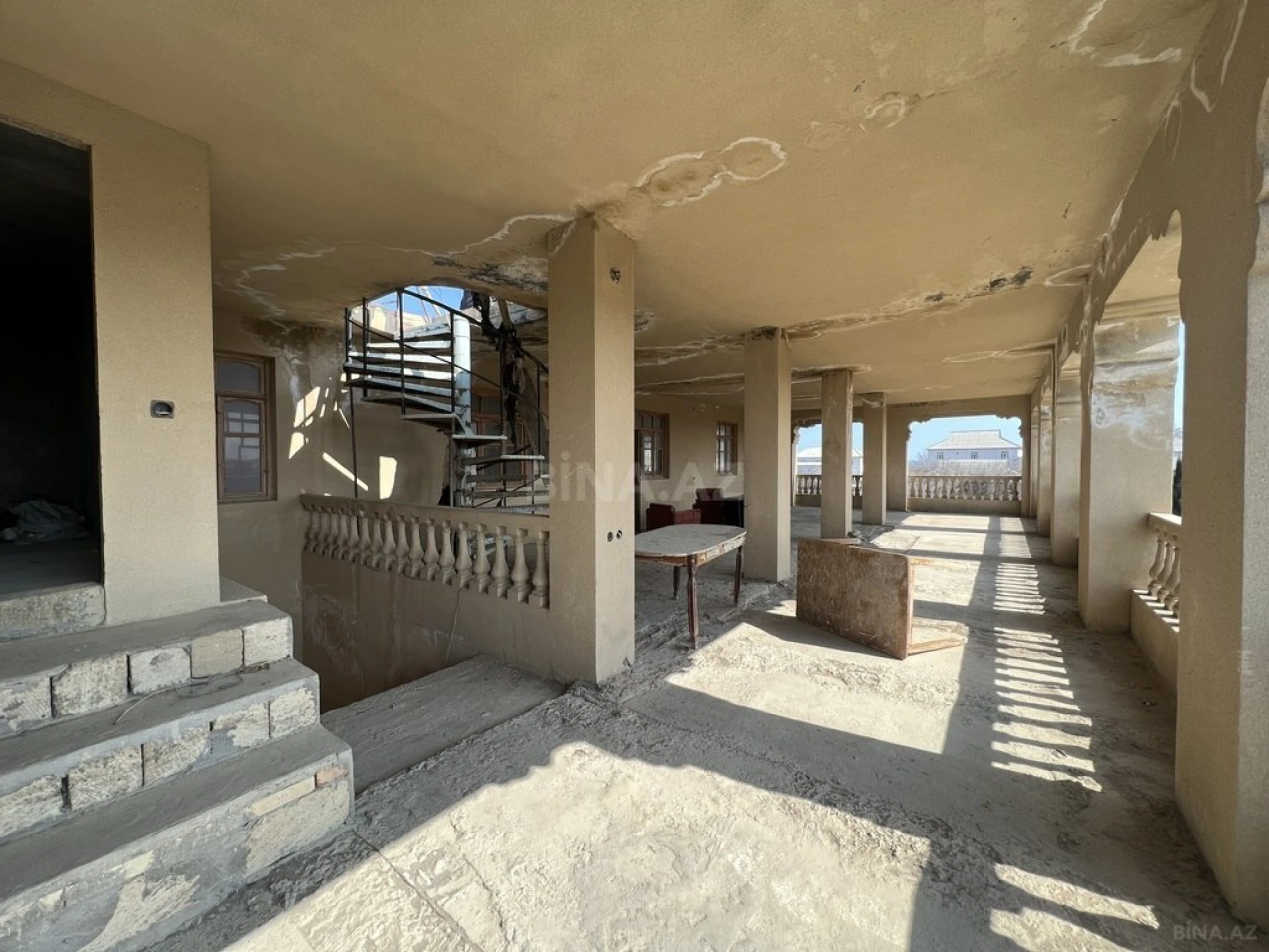 Satılır 10 otaqlı həyət evi 850 m²