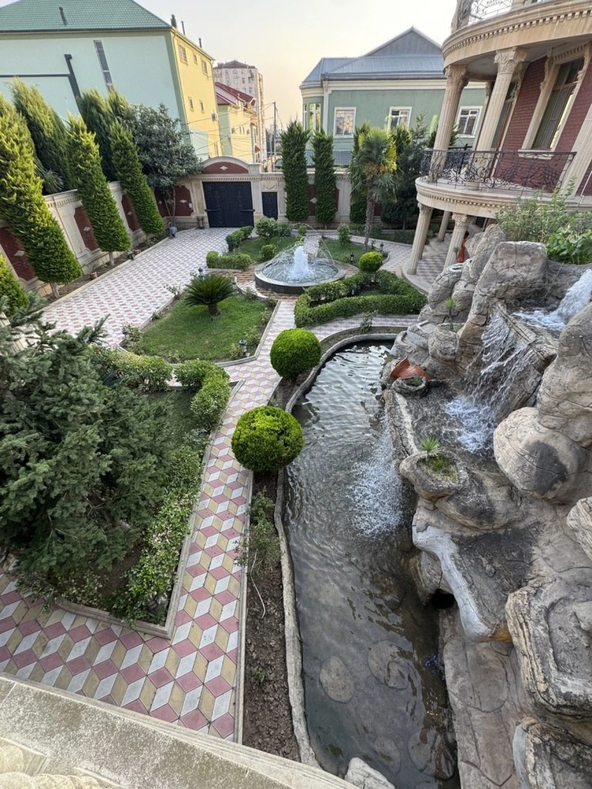 Satılır 5 otaqlı həyət evi 300 m²