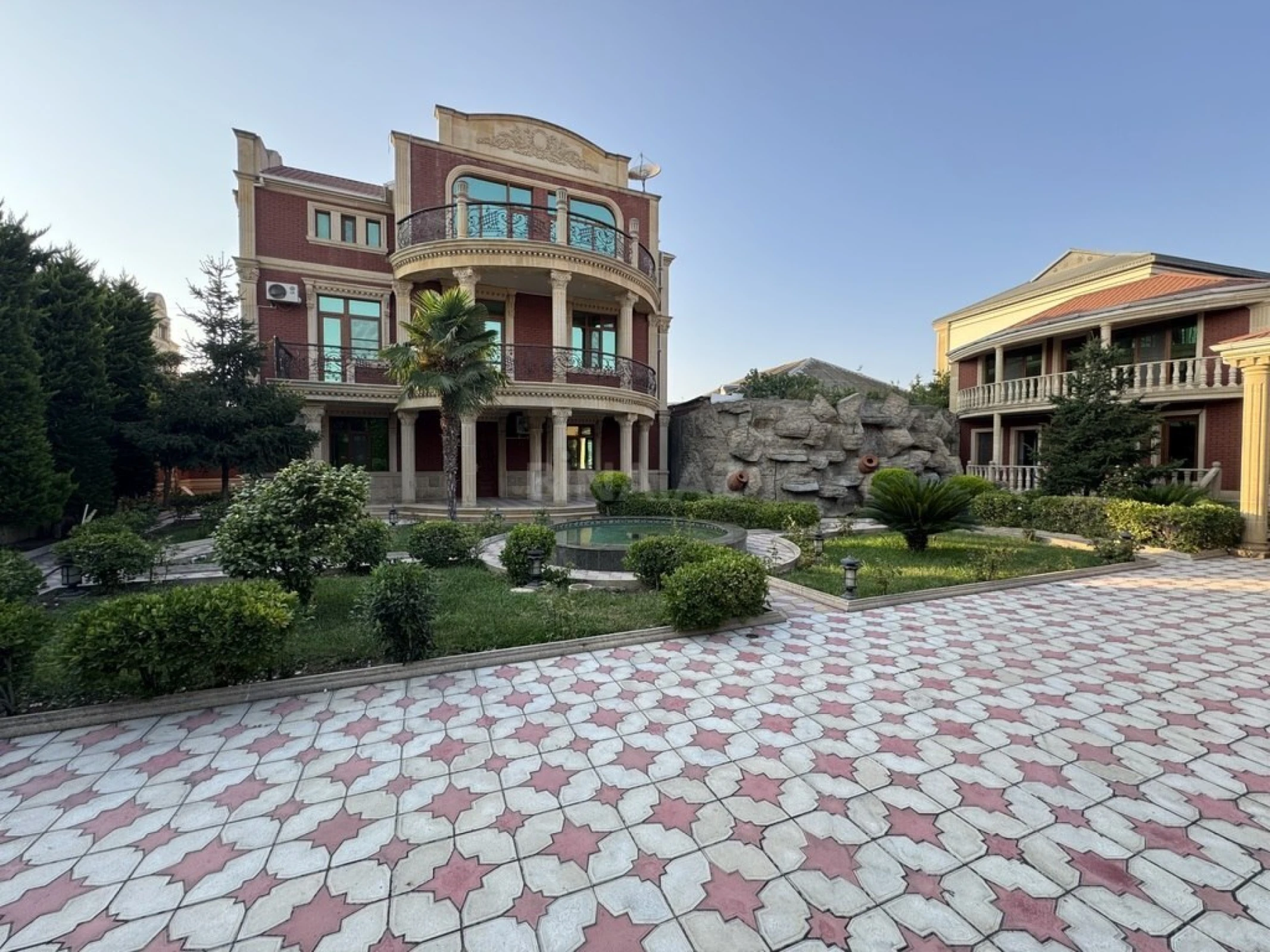 Satılır 5 otaqlı həyət evi 300 m²