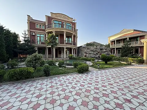 Satılır 5 otaqlı həyət evi 300 m²