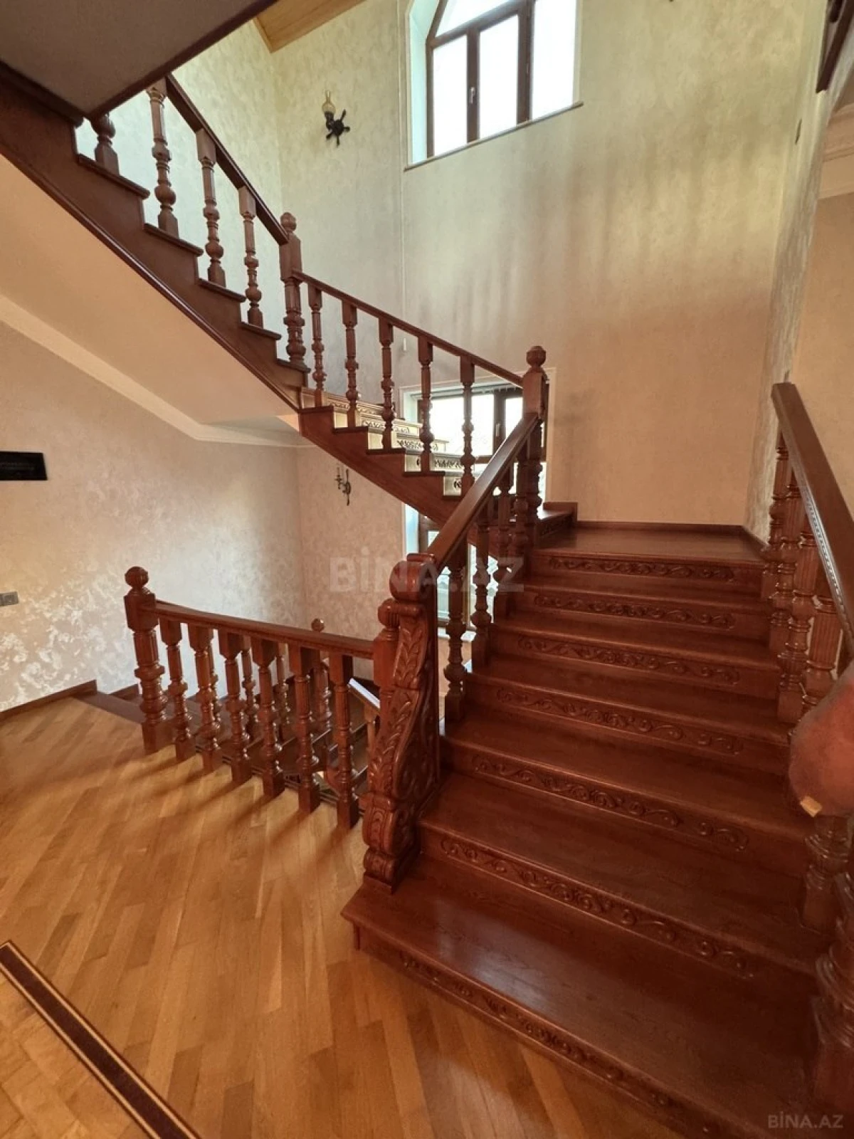 Satılır 5 otaqlı həyət evi 300 m²