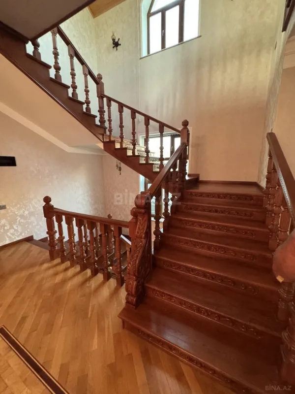 Satılır 5 otaqlı həyət evi 300 m²
