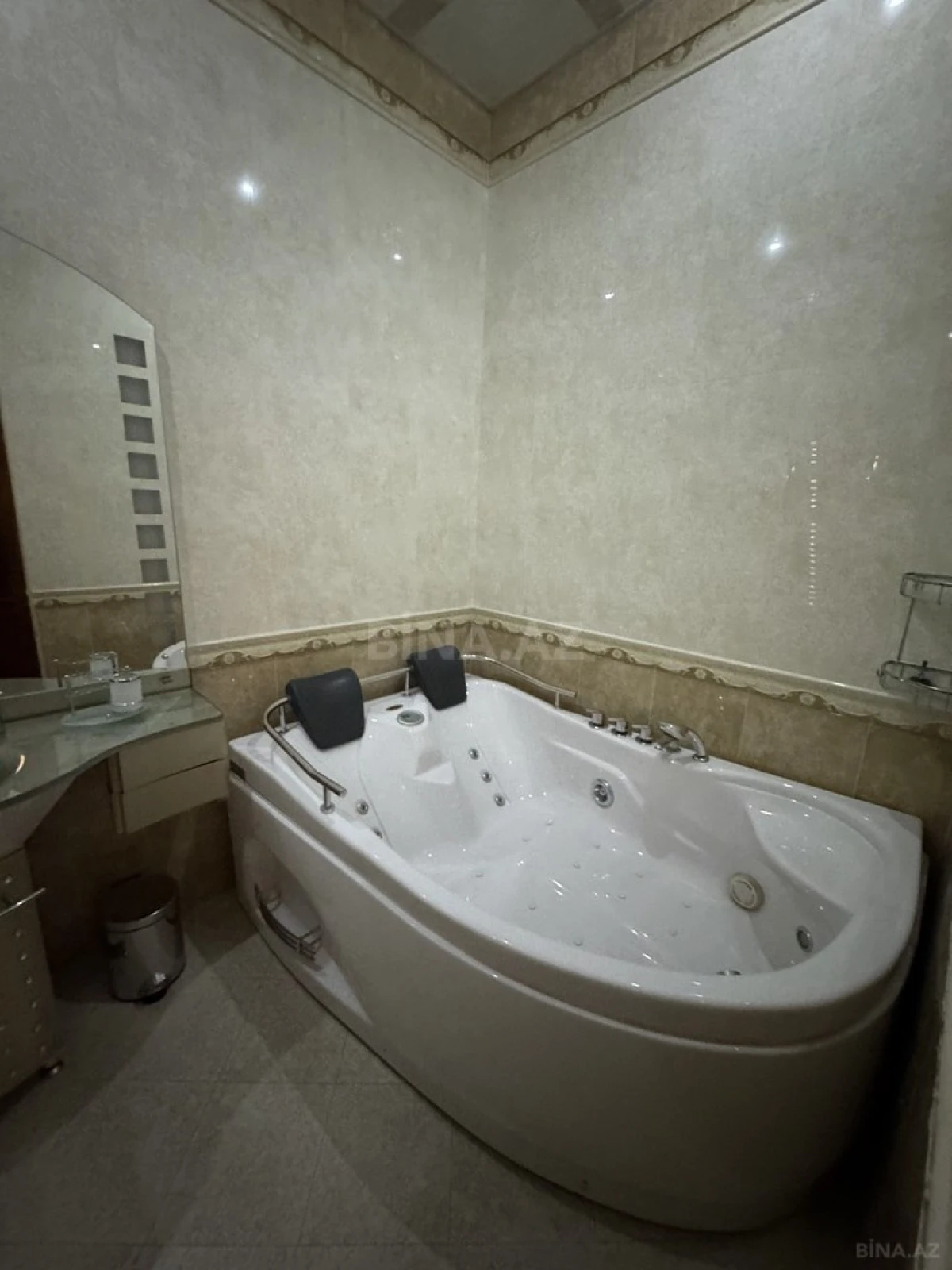 Satılır 5 otaqlı həyət evi 300 m²