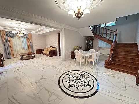 Satılır 5 otaqlı həyət evi 300 m²