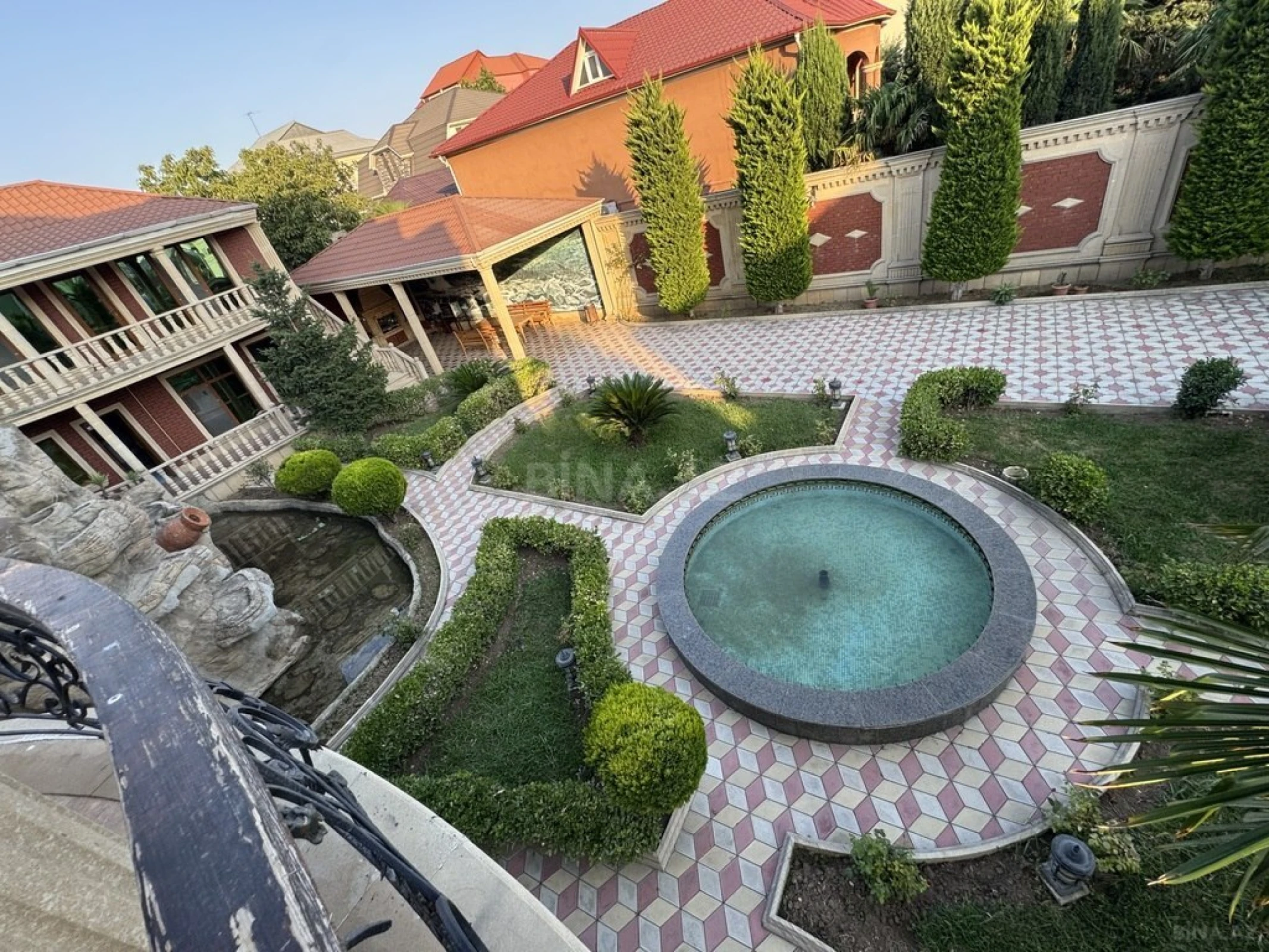 Satılır 5 otaqlı həyət evi 300 m²