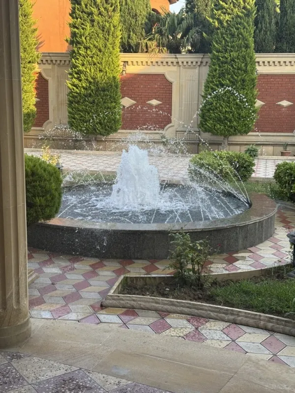 Satılır 5 otaqlı həyət evi 300 m²