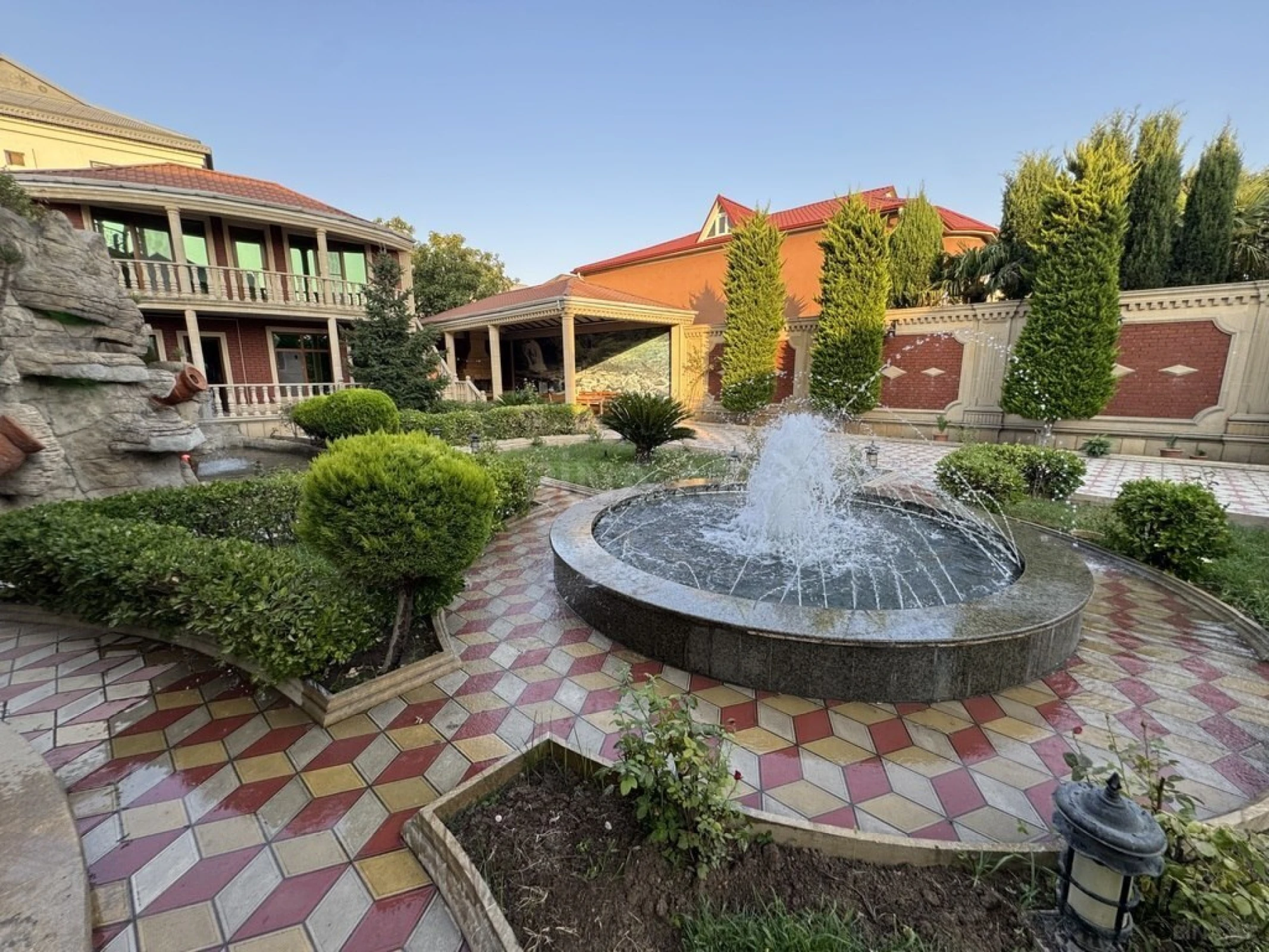 Satılır 5 otaqlı həyət evi 300 m²