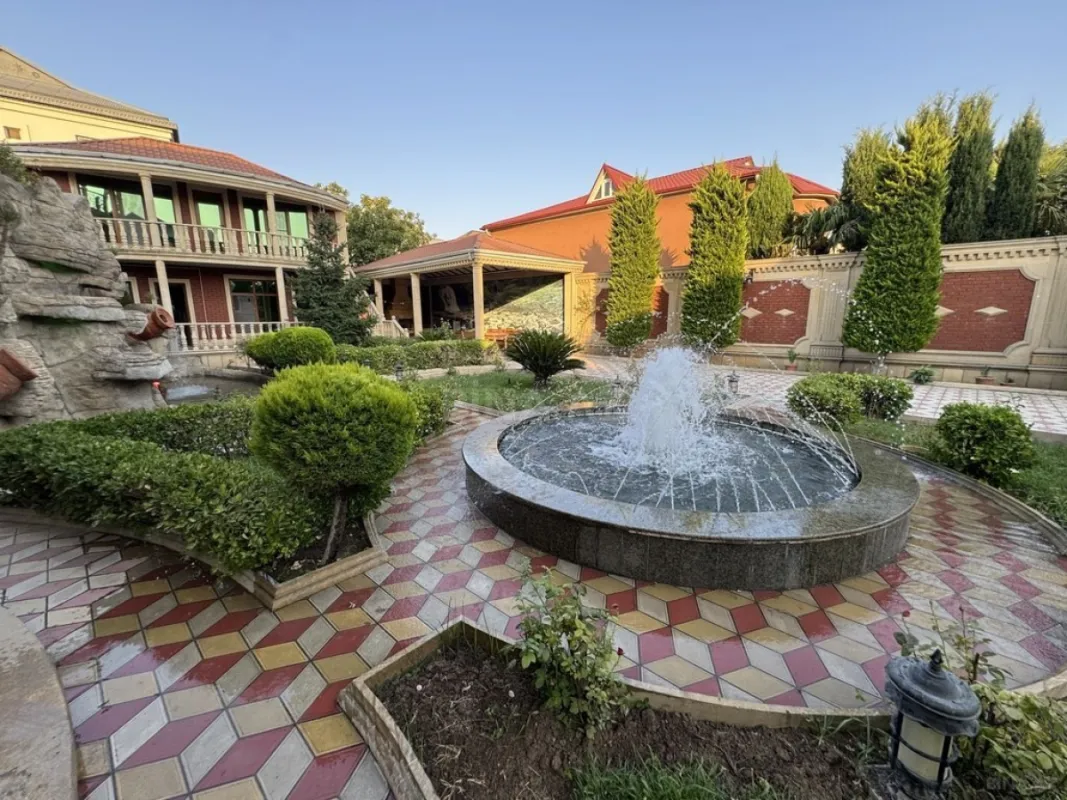 Satılır 5 otaqlı həyət evi 300 m²