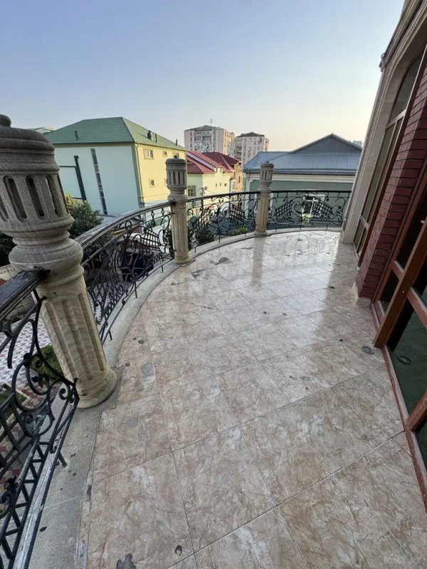 Satılır 5 otaqlı həyət evi 300 m²