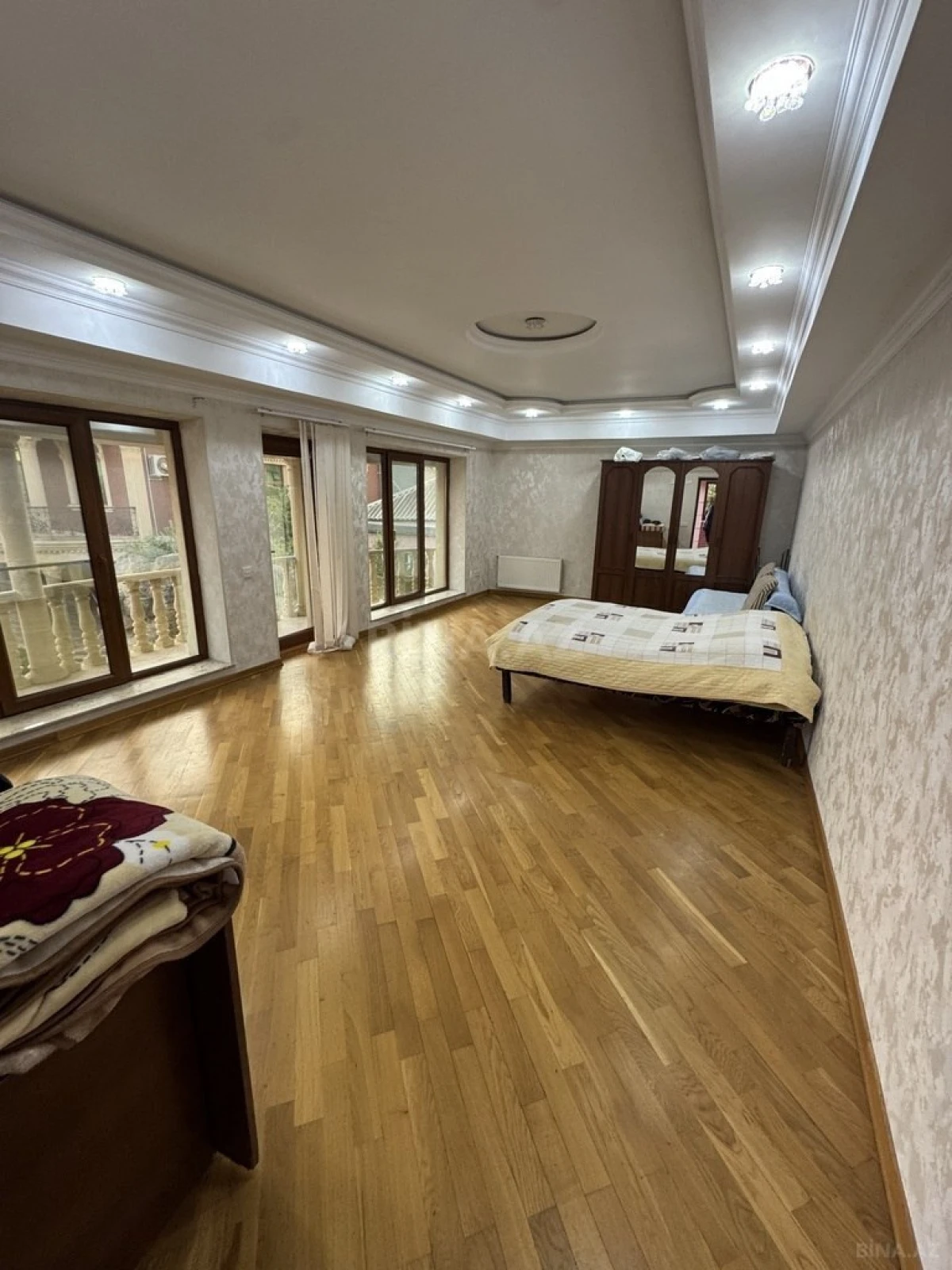 Satılır 5 otaqlı həyət evi 300 m²
