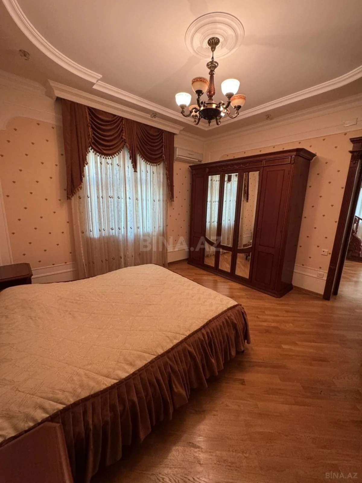 Satılır 5 otaqlı həyət evi 300 m²