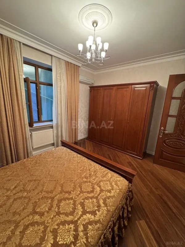 Satılır 5 otaqlı həyət evi 300 m²