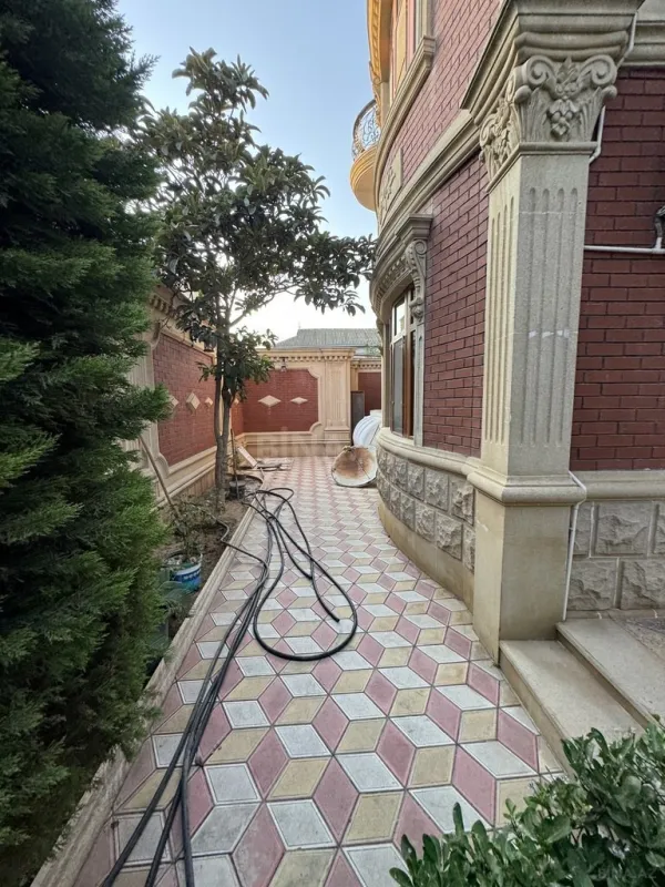Satılır 5 otaqlı həyət evi 300 m²