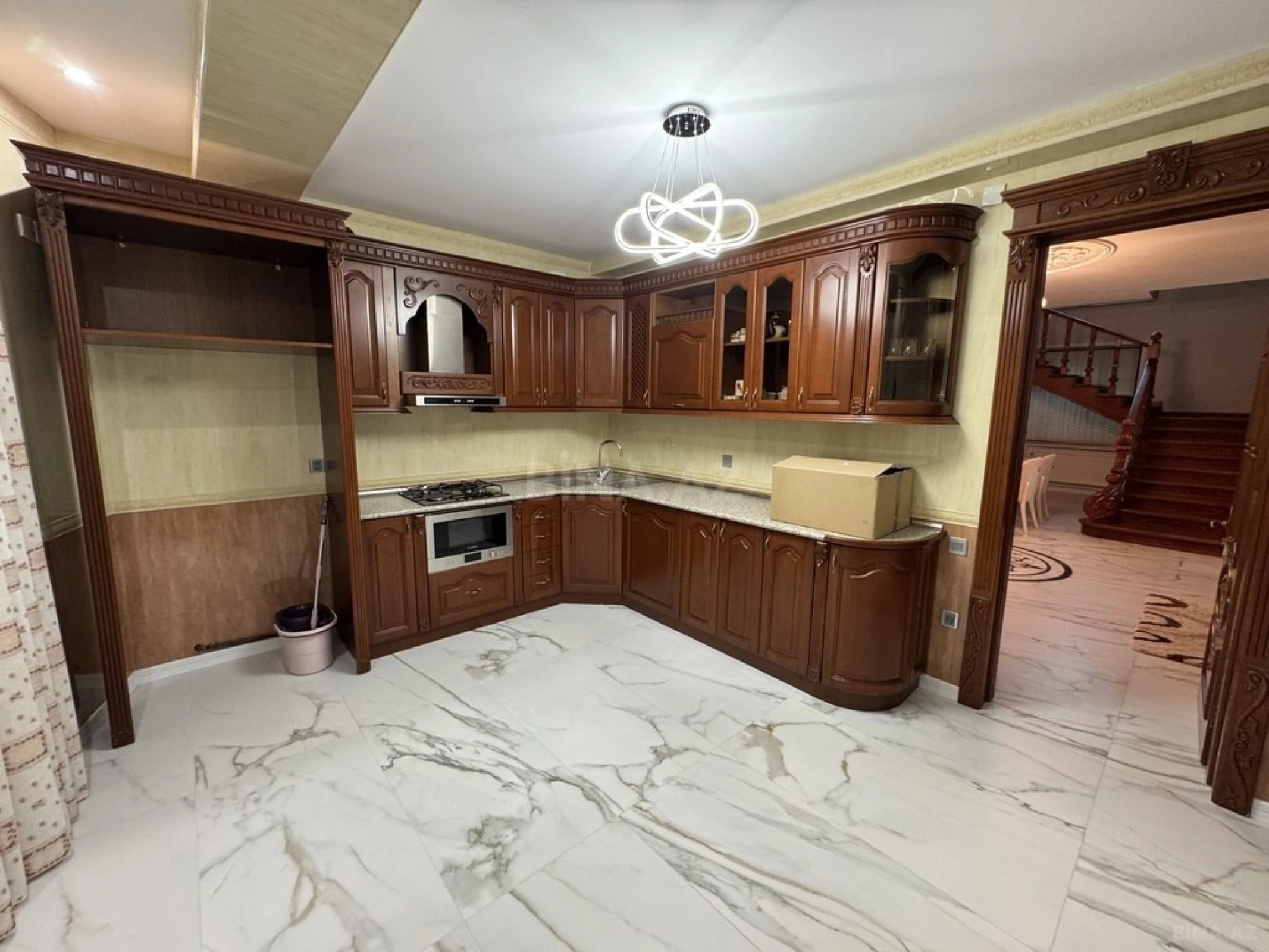 Satılır 5 otaqlı həyət evi 300 m²