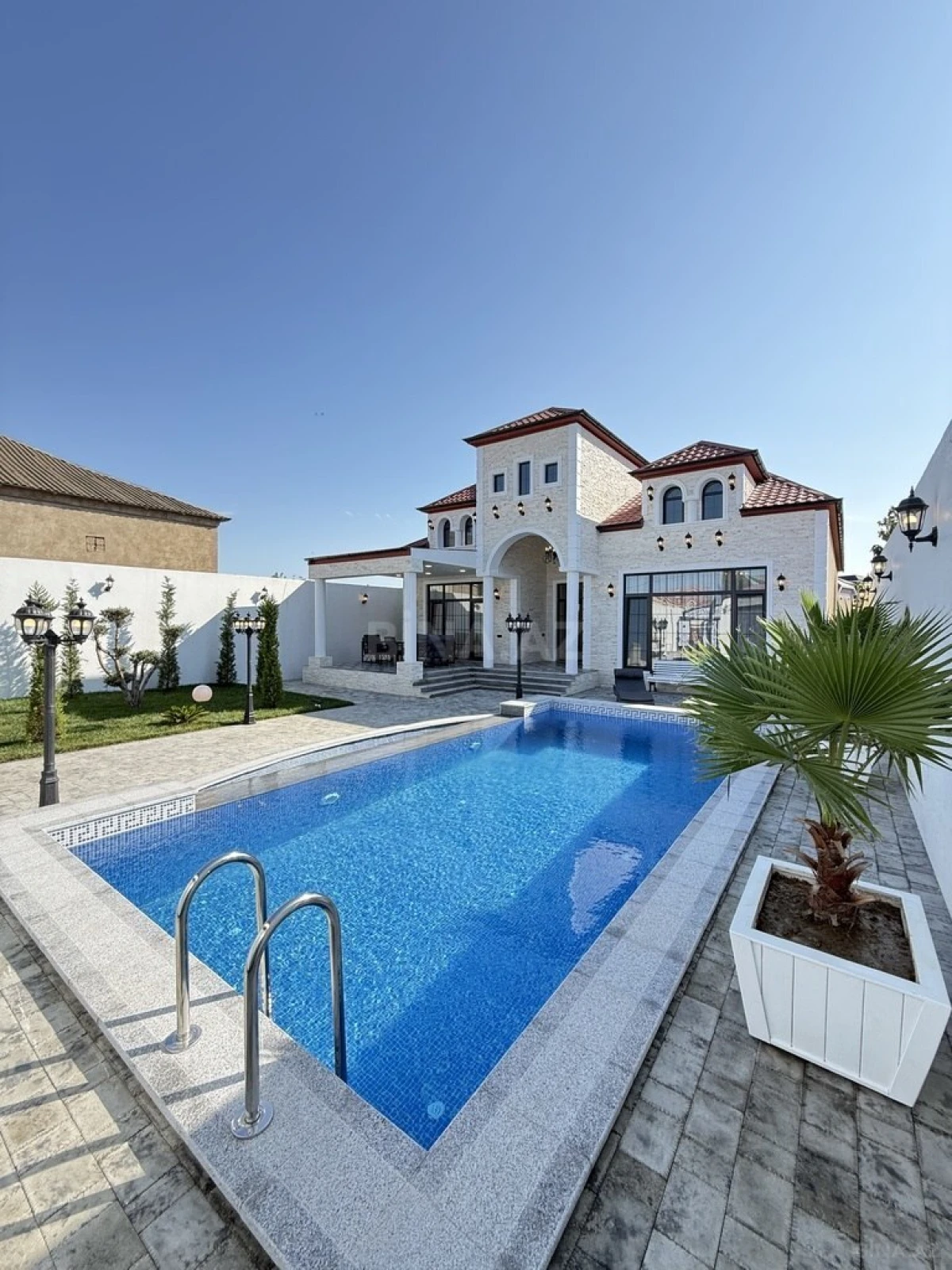 Satılır 5 otaqlı həyət evi 225 m²