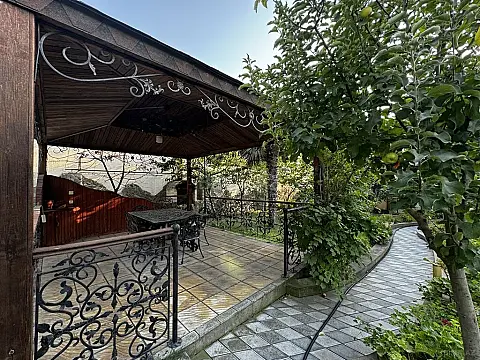 Satılır 7 otaqlı həyət evi 600 m²