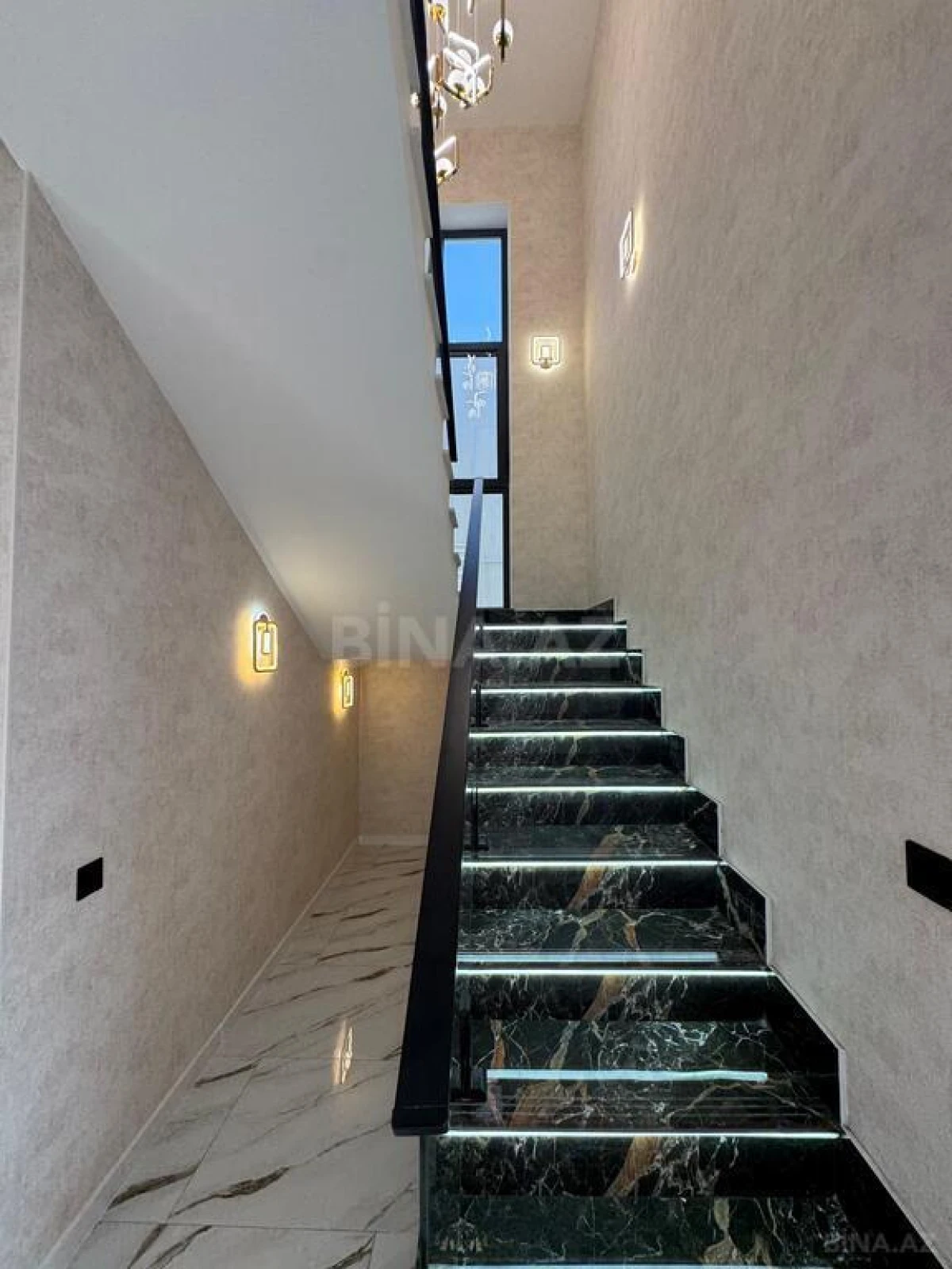 Satılır 4 otaqlı həyət evi 200 m²