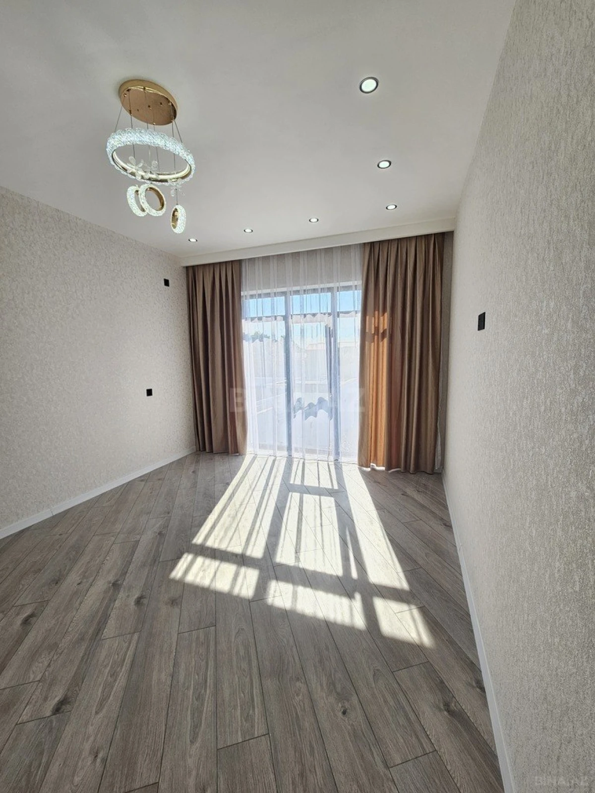 Satılır 5 otaqlı həyət evi 200 m²