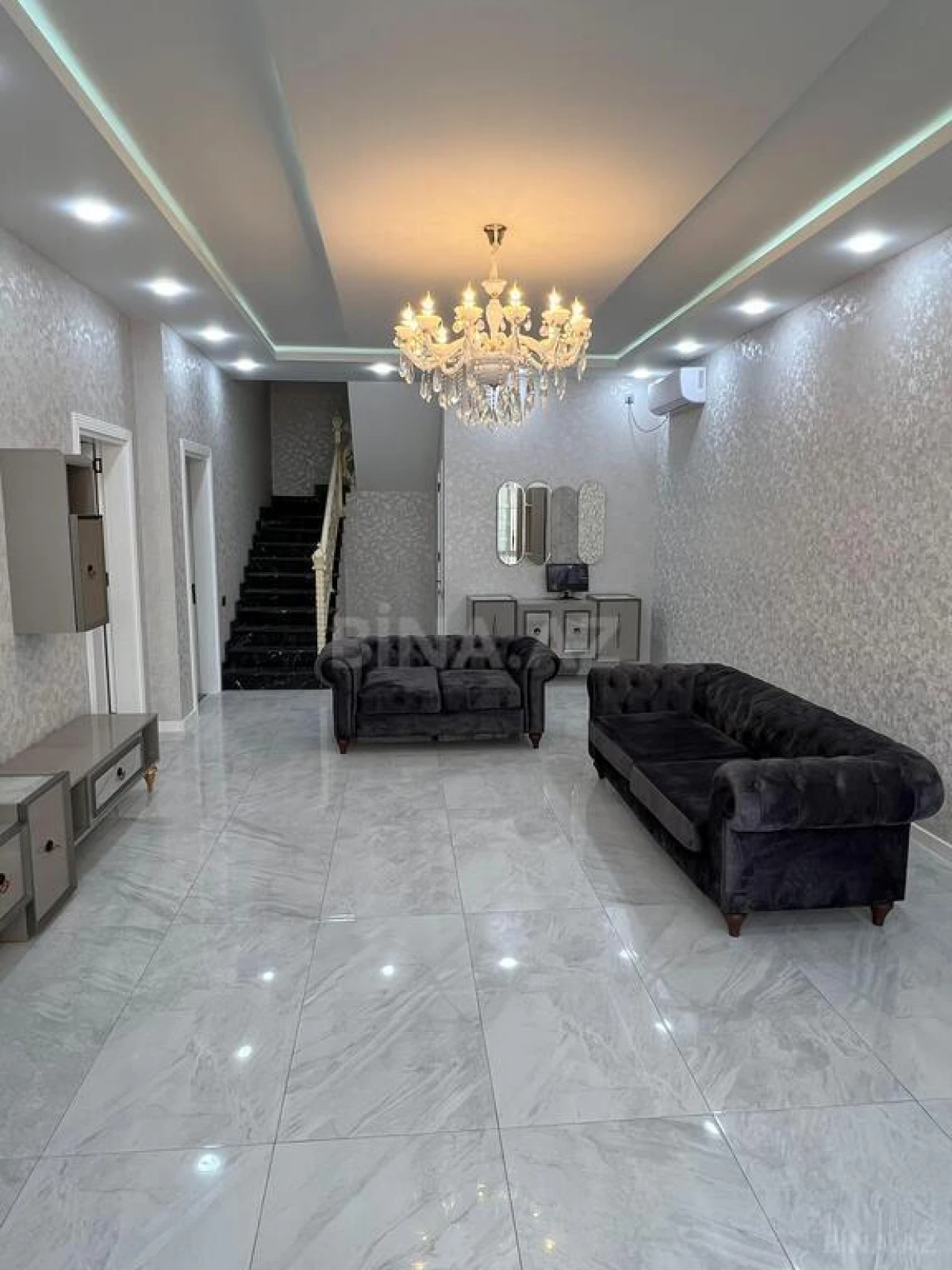 Satılır 5 otaqlı həyət evi 220 m²