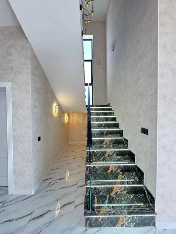 Satılır 5 otaqlı həyət evi 200 m²