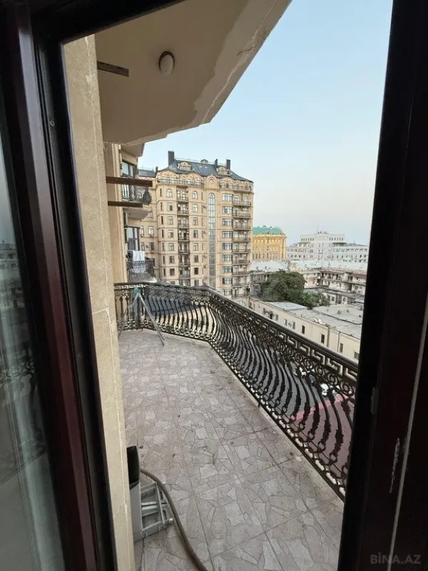 Satılır 3 otaqlı mənzil 138 m²