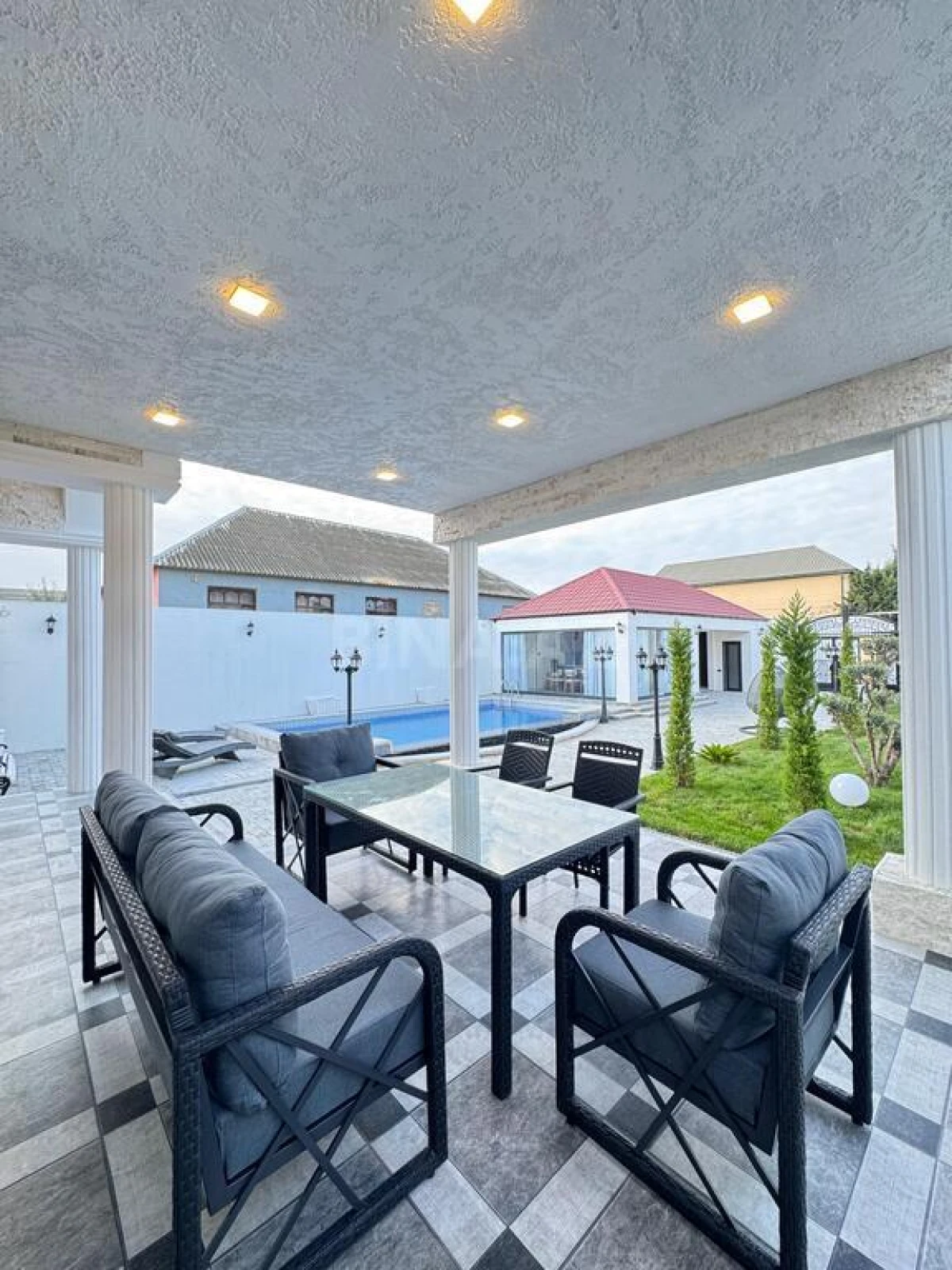 Satılır 5 otaqlı həyət evi 240 m²