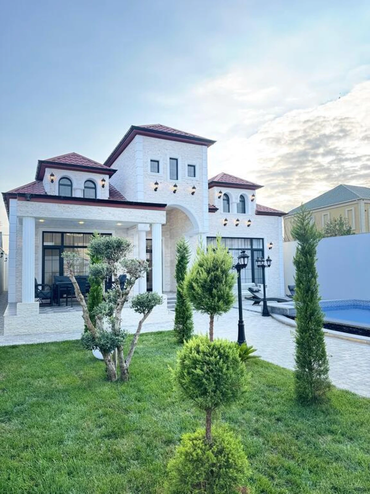 Satılır 5 otaqlı həyət evi 240 m²