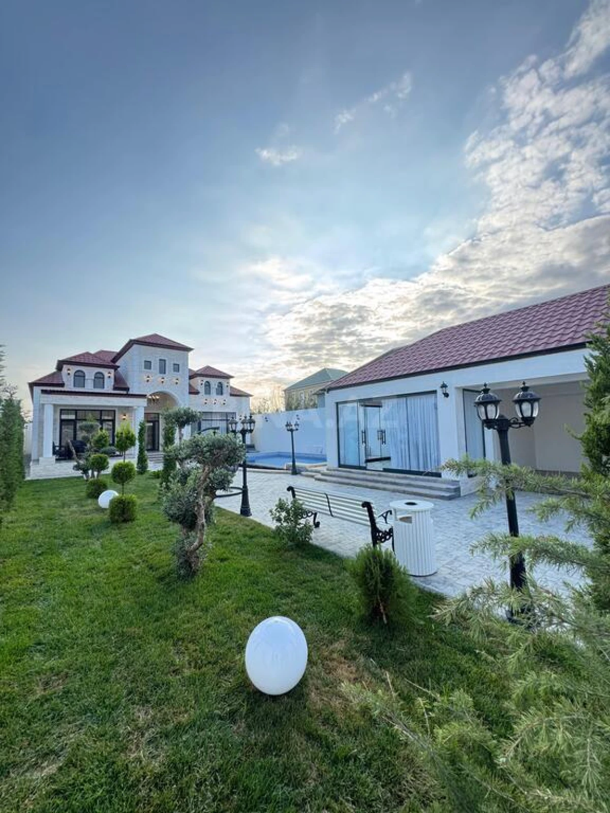 Satılır 5 otaqlı həyət evi 240 m²