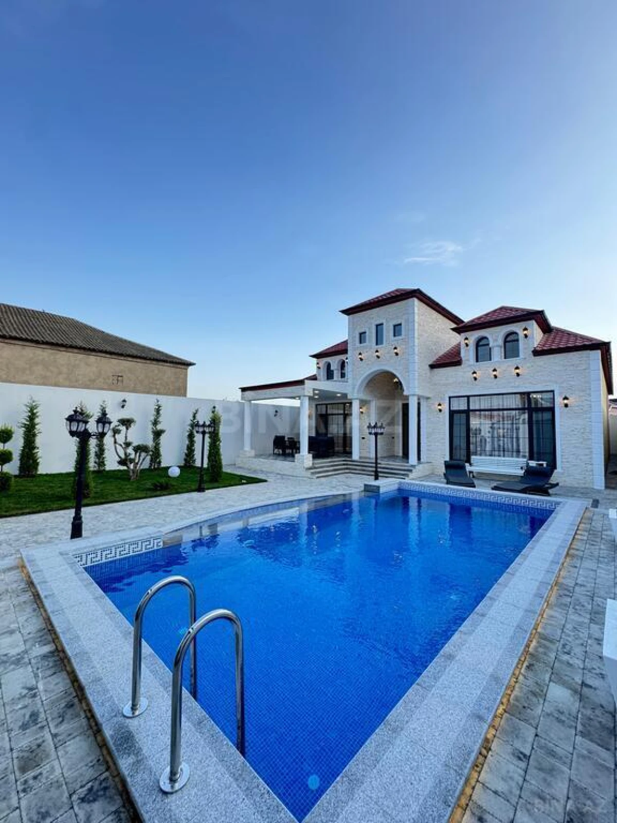 Satılır 5 otaqlı həyət evi 240 m²