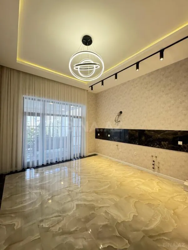 Satılır 5 otaqlı həyət evi 240 m²