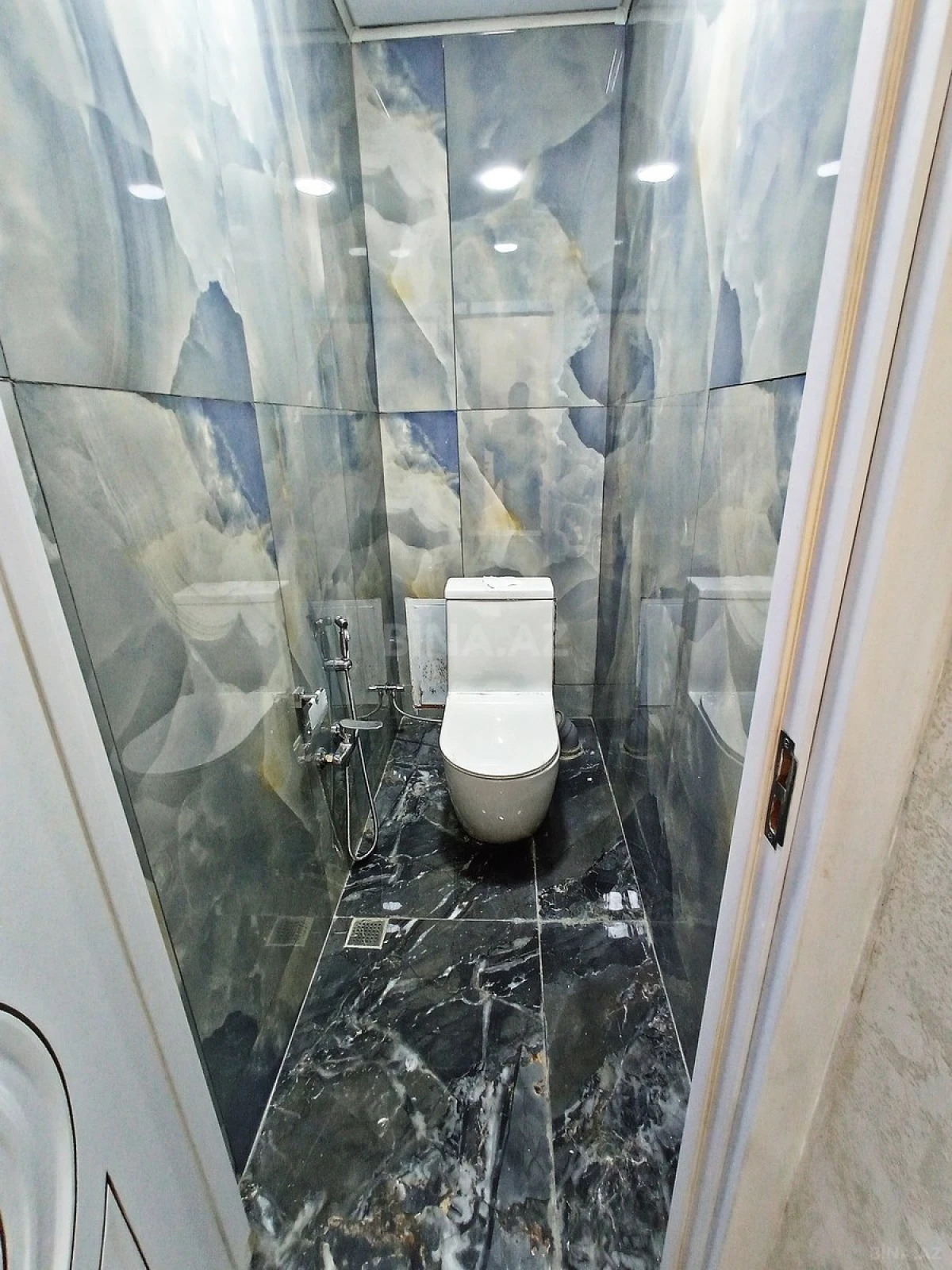 Satılır 4 otaqlı mənzil 180 m²