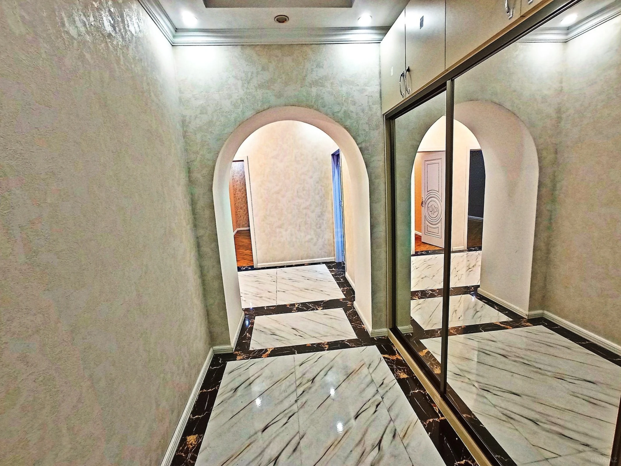Satılır 4 otaqlı mənzil 180 m²