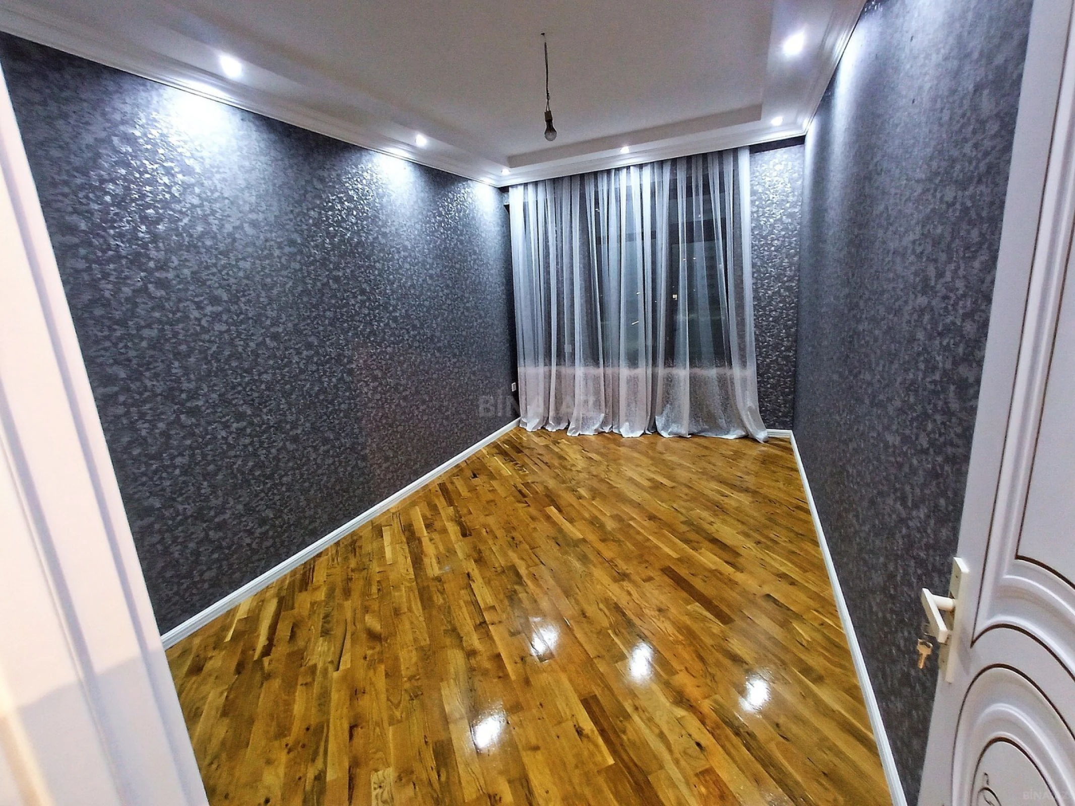 Satılır 4 otaqlı mənzil 180 m²